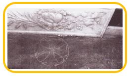 Croix du Languedoc sur une dalle dans l'église de Thil